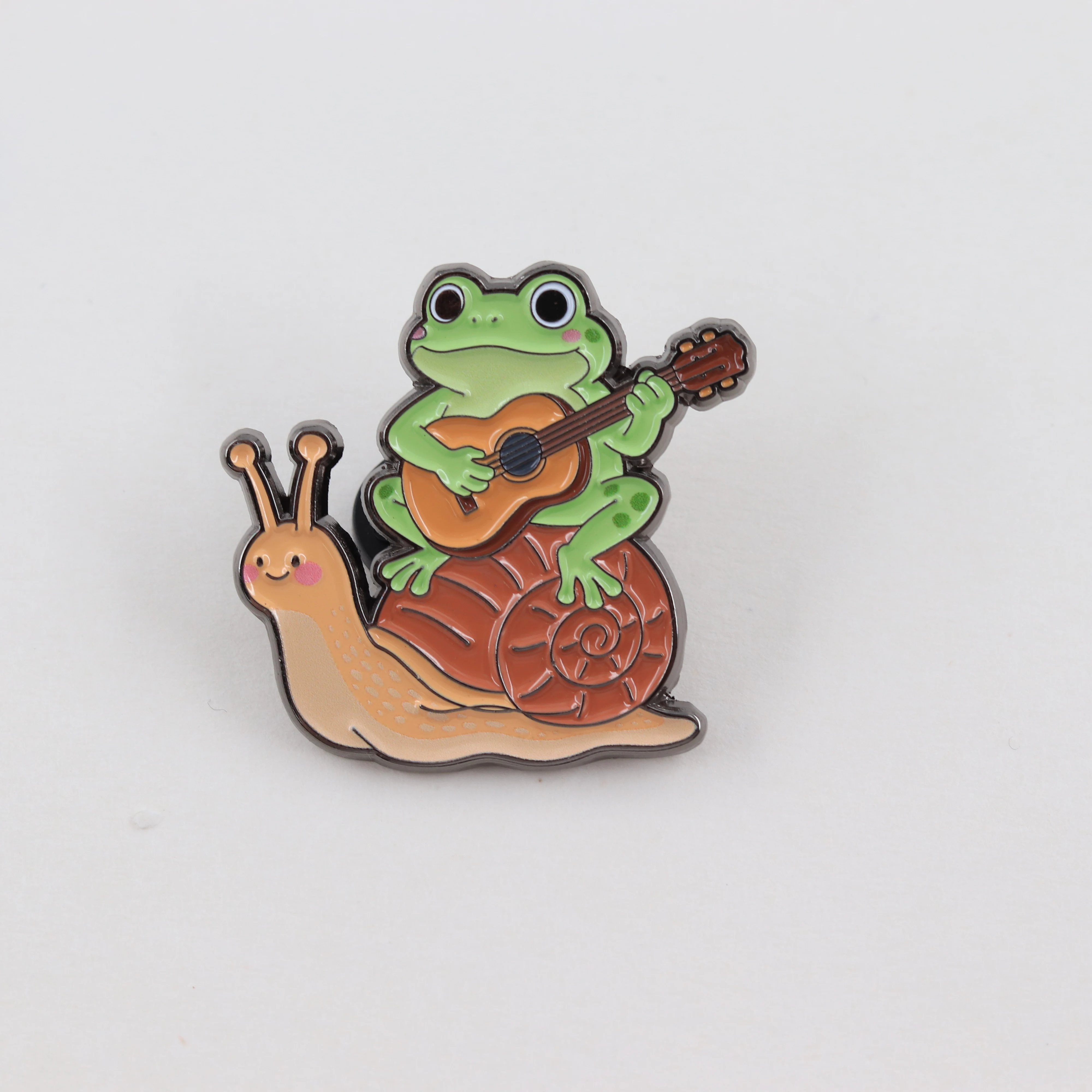 Cottagecore Frosch, der Gitarre auf einer Schnecke spielt, Emaille-Pin, Kawaii Tier-Brosche, Ästhetisches Musiker-Frosch-Abzeichen, Schmuckgeschenk, Naturliebe – Detail 8