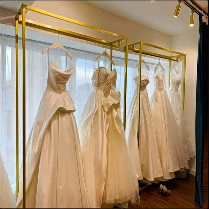

Золотые напольные витрины для свадебных платьев класса люкс: эксклюзивные, доступные, для магазинов одежды