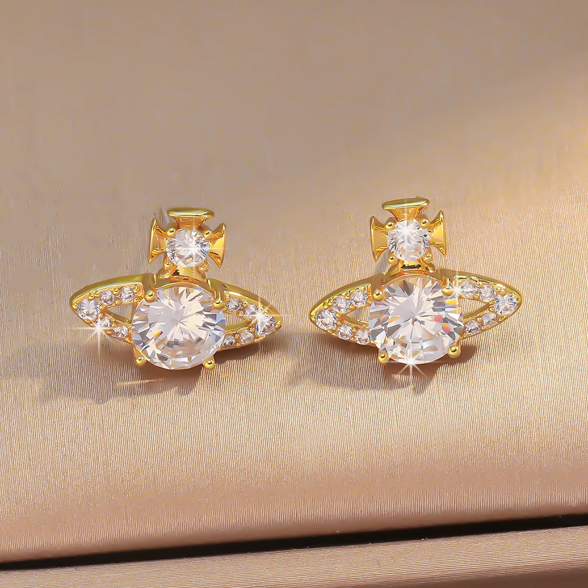 Pendientes elegantes con forma de Saturno para mujer, aretes de cristal brillantes, diseño único, joyería elegante para cita