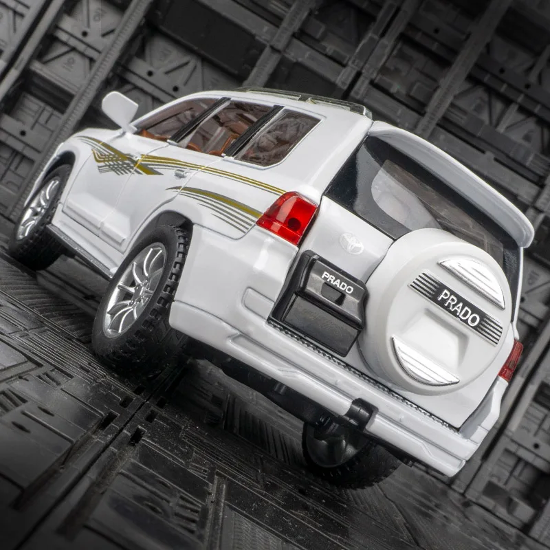 1:24 Toyota Prado modelo de coche de aleación dominante vehículo todoterreno de metal, puertas y capó del motor, maletero se puede abrir