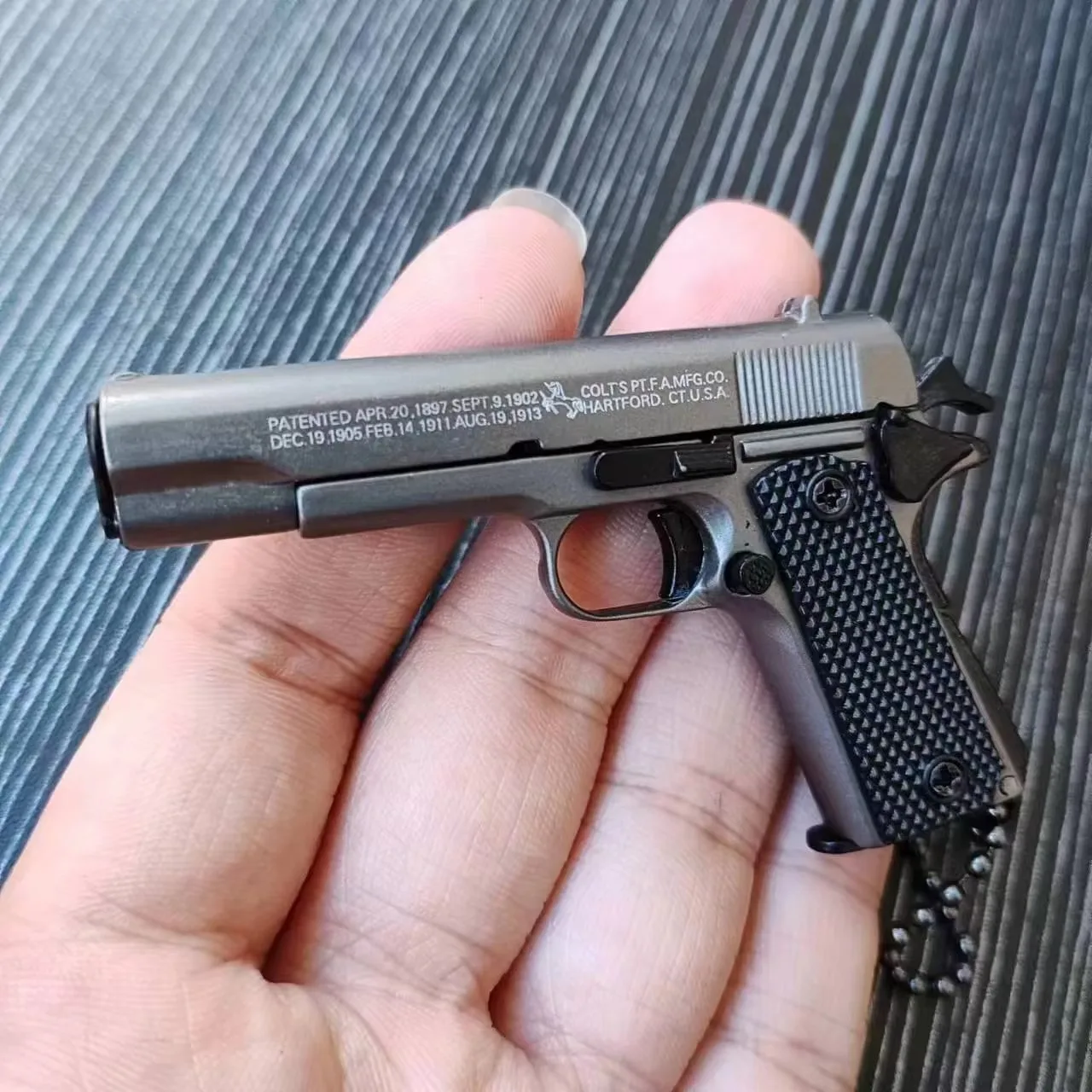 โลหะผสม 1:3 Mini 1911 ปืนพกพวงกุญแจจี้ของเล่นที่ถอดออกได้ปืนเครื่องประดับเทศกาลของขวัญผู้ใหญ่เด็กคริสต์มาสของขวัญ