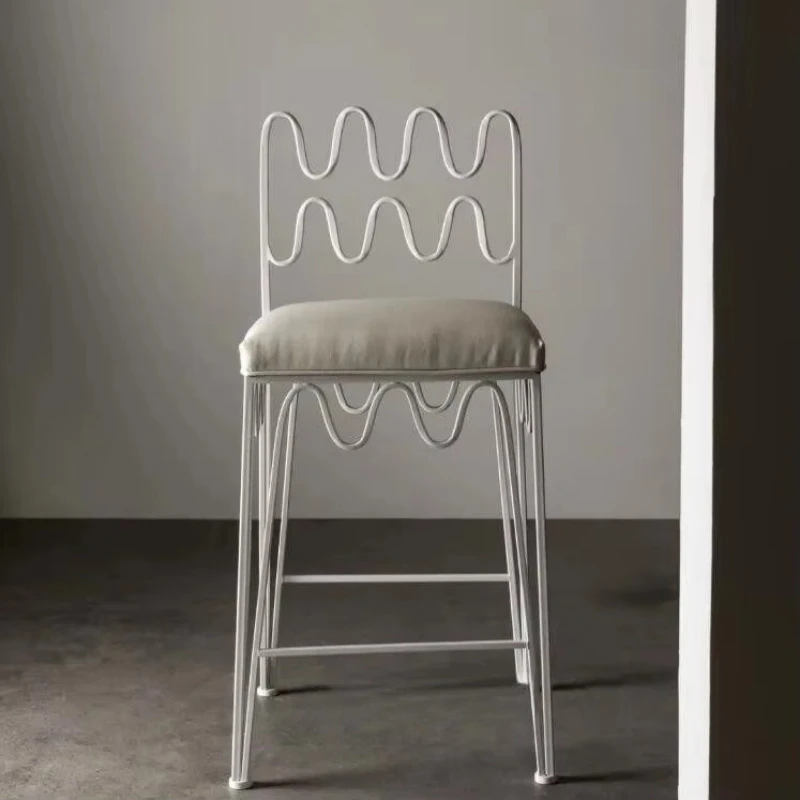 French modern wrought iron bar chairs and high stools are simple for home use