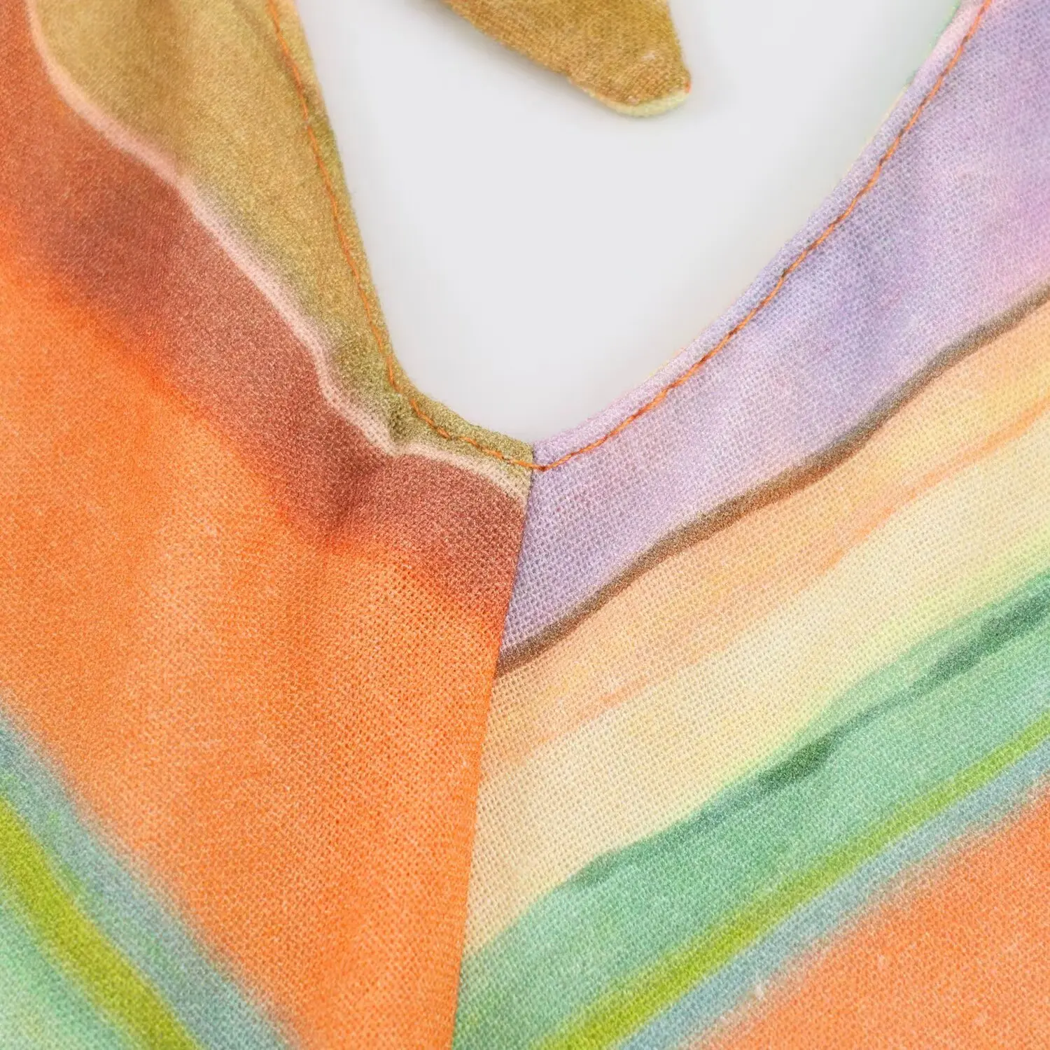 BSAY Damen-Maxikleid mit Neckholder, V-Ausschnitt, bunter Chevron-Streifendruck, ärmellos, langes Kleid mit Rückenbindung, Sommer-Strandurlaub-Sonnenkleid – Detail 10