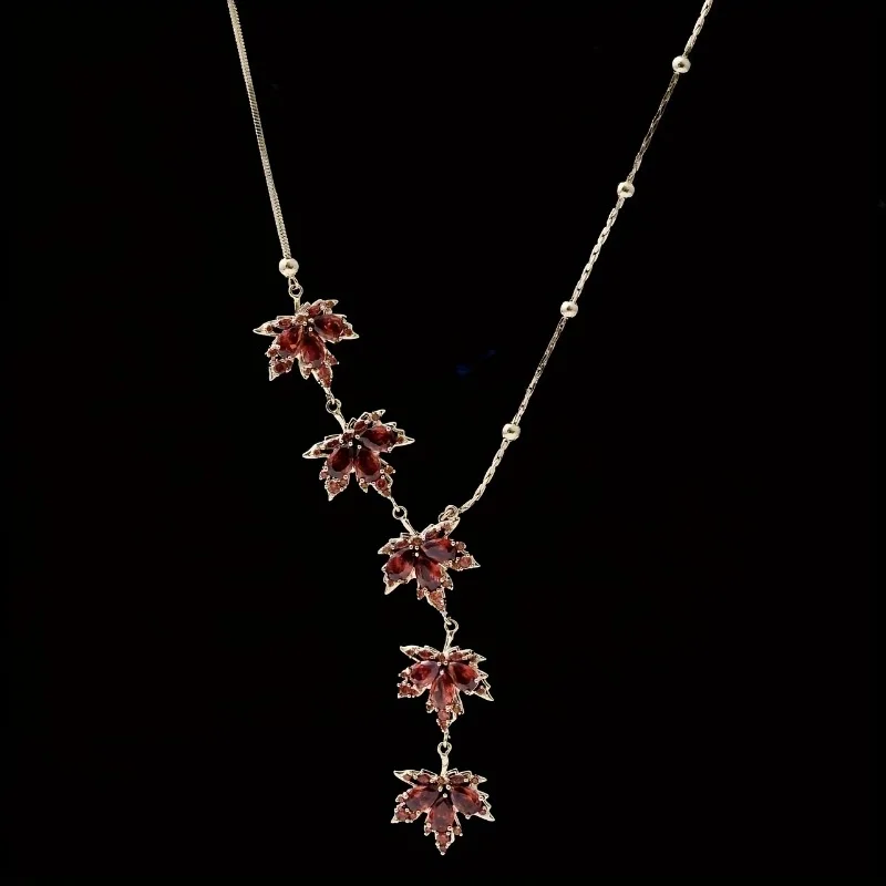 1pc Elegant Red Maple Leaf Pendant Necklace for Women Inlaid with Cubic Zirconia Luxury Necklace Daily Wear Accessories Jewelry