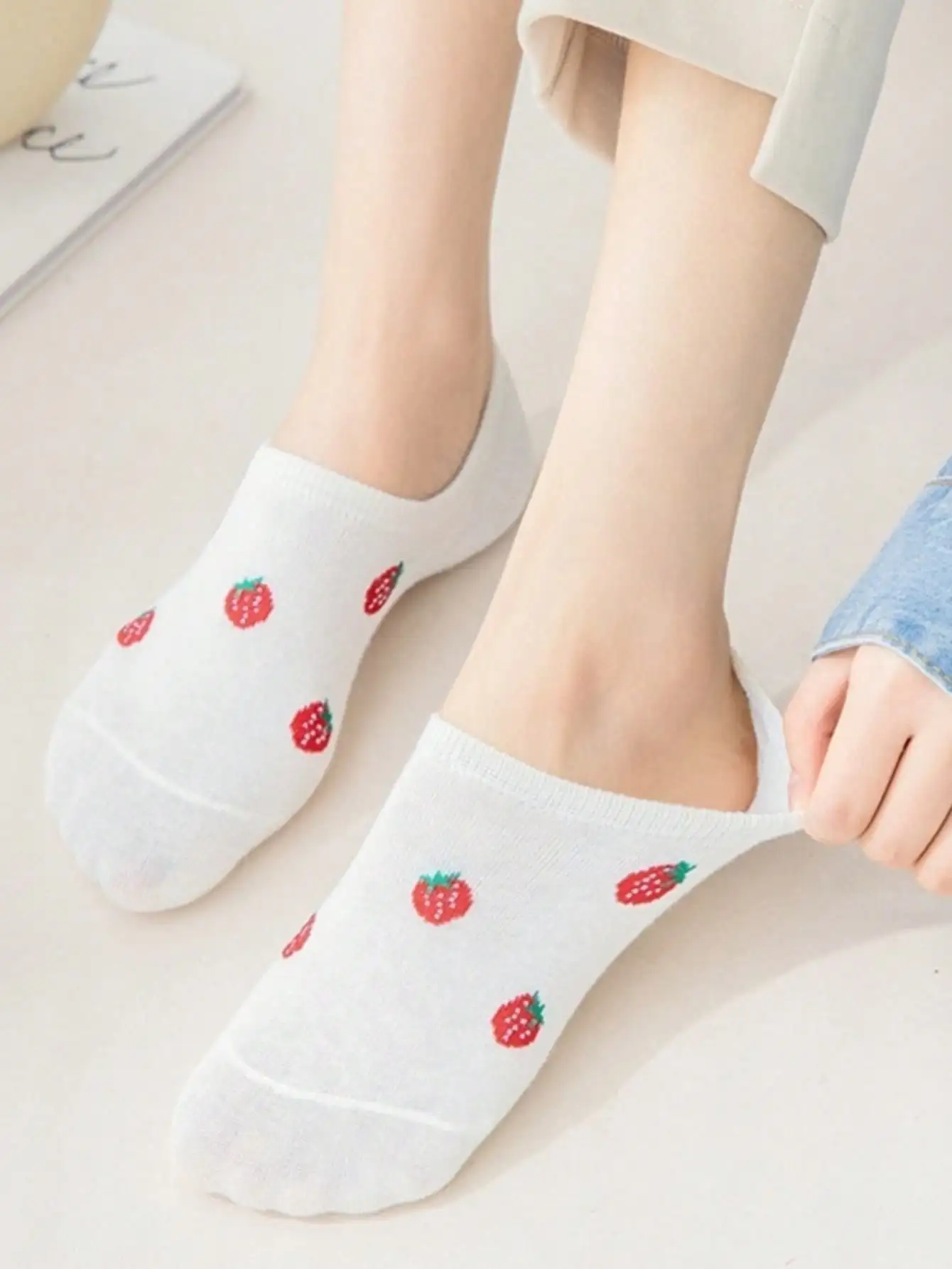Unsichtbare, kaum sichtbare Damen-Bootssocken mit süßen Frucht- und Kirschmuster, dünne, atmungsaktive Socken für den Sommer, süßer Stil, Studentensocken. – Detail 3