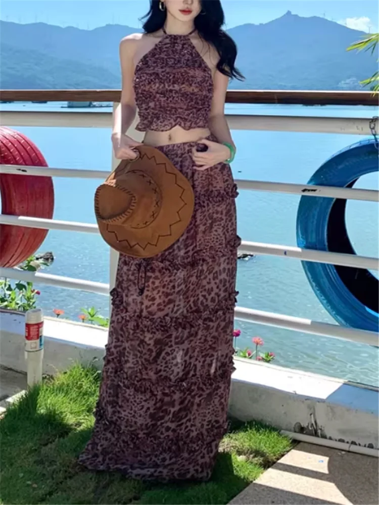 

Комплект из 2 предметов: сексуальный топ-халтер с леопардовым принтом и открытой спиной, короткий жилет и длинная юбка. Летний пляжный наряд для отпуска.