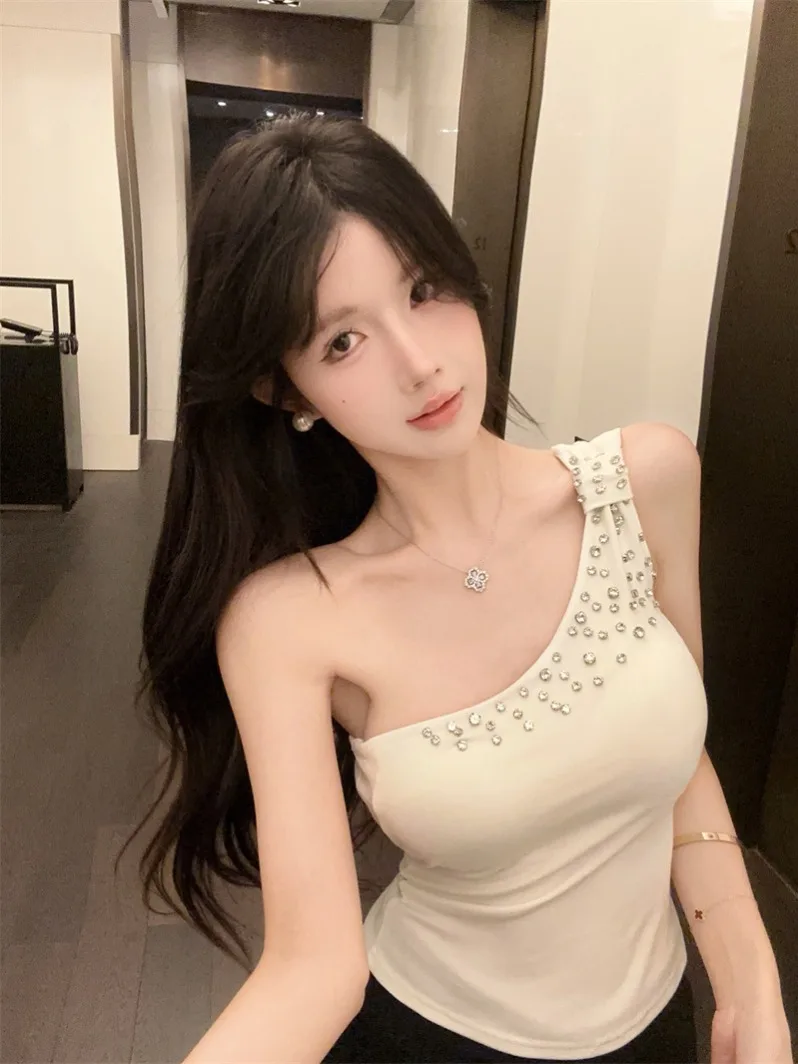 

Сексуальный женский летний укороченный топ с асимметричными бретелями, украшенный стразами, дышащий, однотонный, модный, для коррекции фигуры