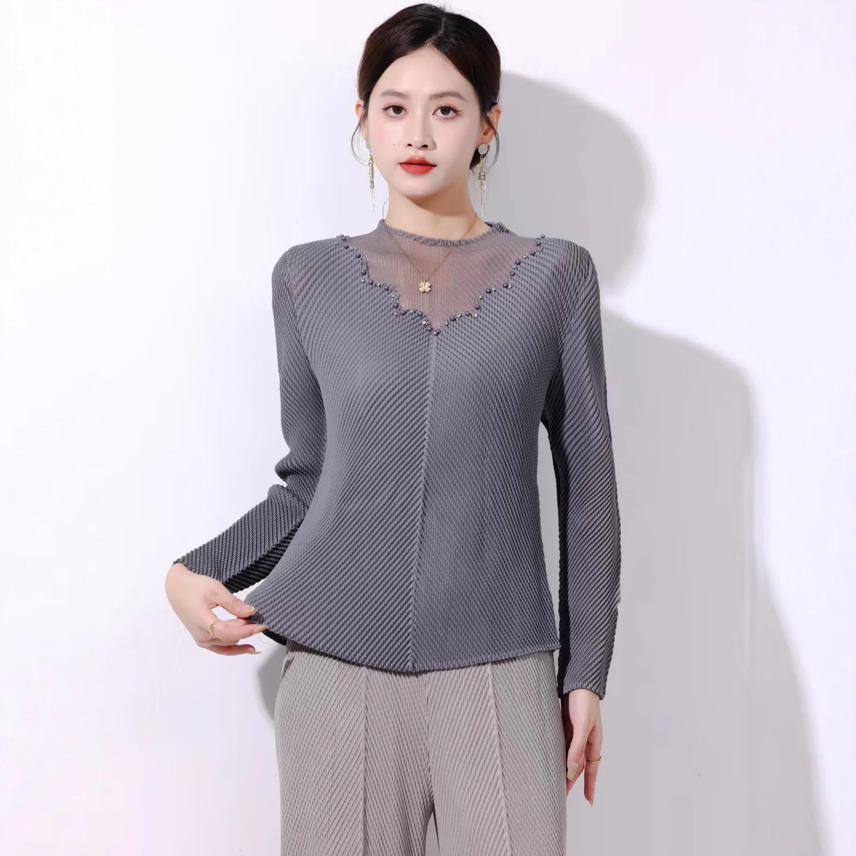 

Miyake pleated autumn 2025 new V-neck mesh neck handmade beaded solid color dragon scale pleated women's top