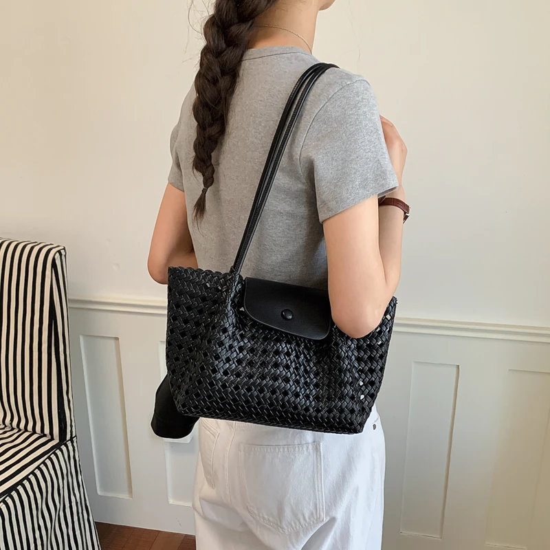 

Trendy large capacity handbag, fashionable women's chain strap crossbody bag, elegant classic design shoulder bag