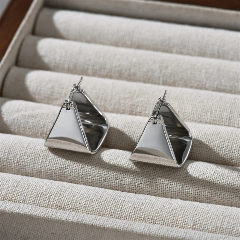 Pendientes triangulares de pirámide hueca Vintage para mujer, moda única, diseño de lujo ligero, joyería brillante de alta calidad, chicas de moda