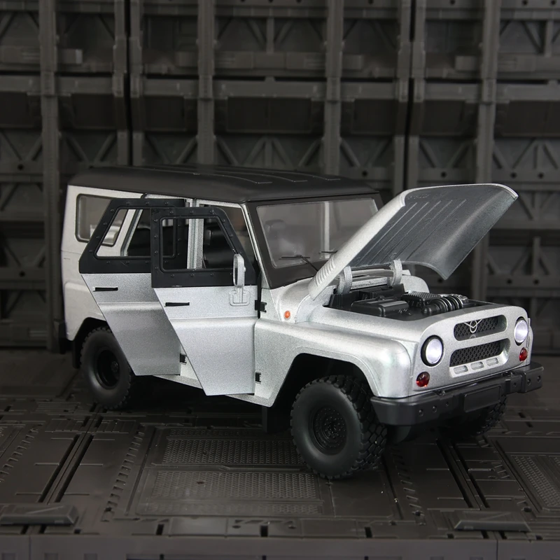 1:18 simulation Watts Hunter off-road vehicle alloy car model, doors and engine hood, trunk can be opened finely crafted