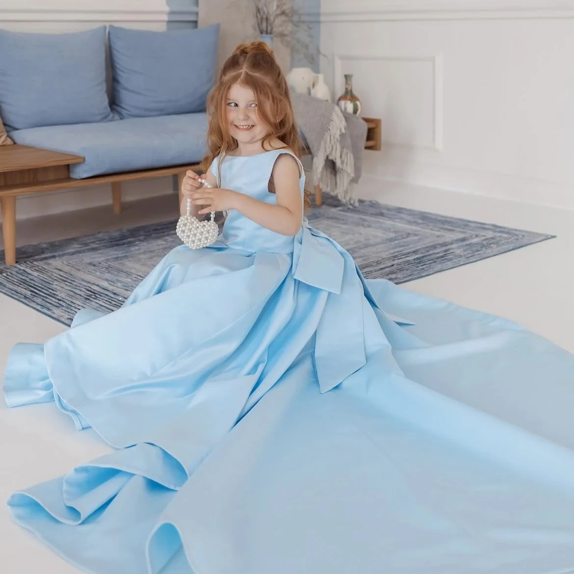 Blumenmädchenkleid 2026 Himmelblau Satin Schulterfrei Große Schleife Lange Schleppe Kinder Tauf- und Kommunionskleid Maßanfertigung Großhandel – Detail 1