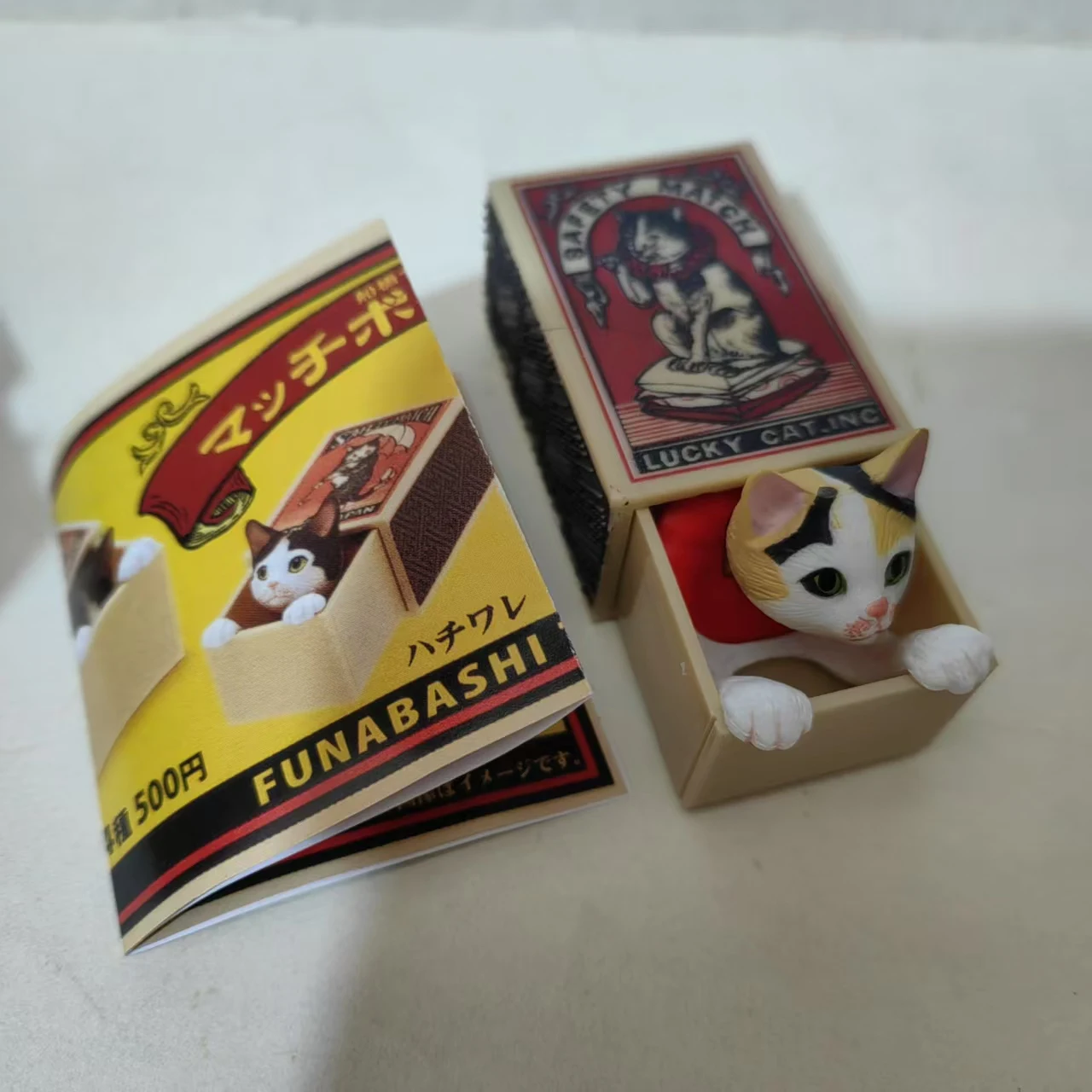 Figura de ação genuína sonda de gato escondida na caixa de fósforos ornamento de gato modelo Q versão Gacha