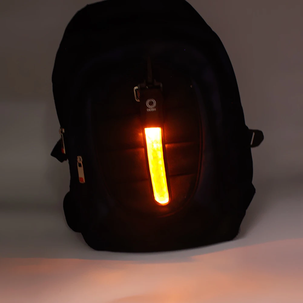 4 Stück LED leuchtende reflektierende Lichtleiste, leuchtender Riemen-Anhänger, Dekor, Sicherheitsreflektor-Anhänger für Rucksack, Wandern, Joggen