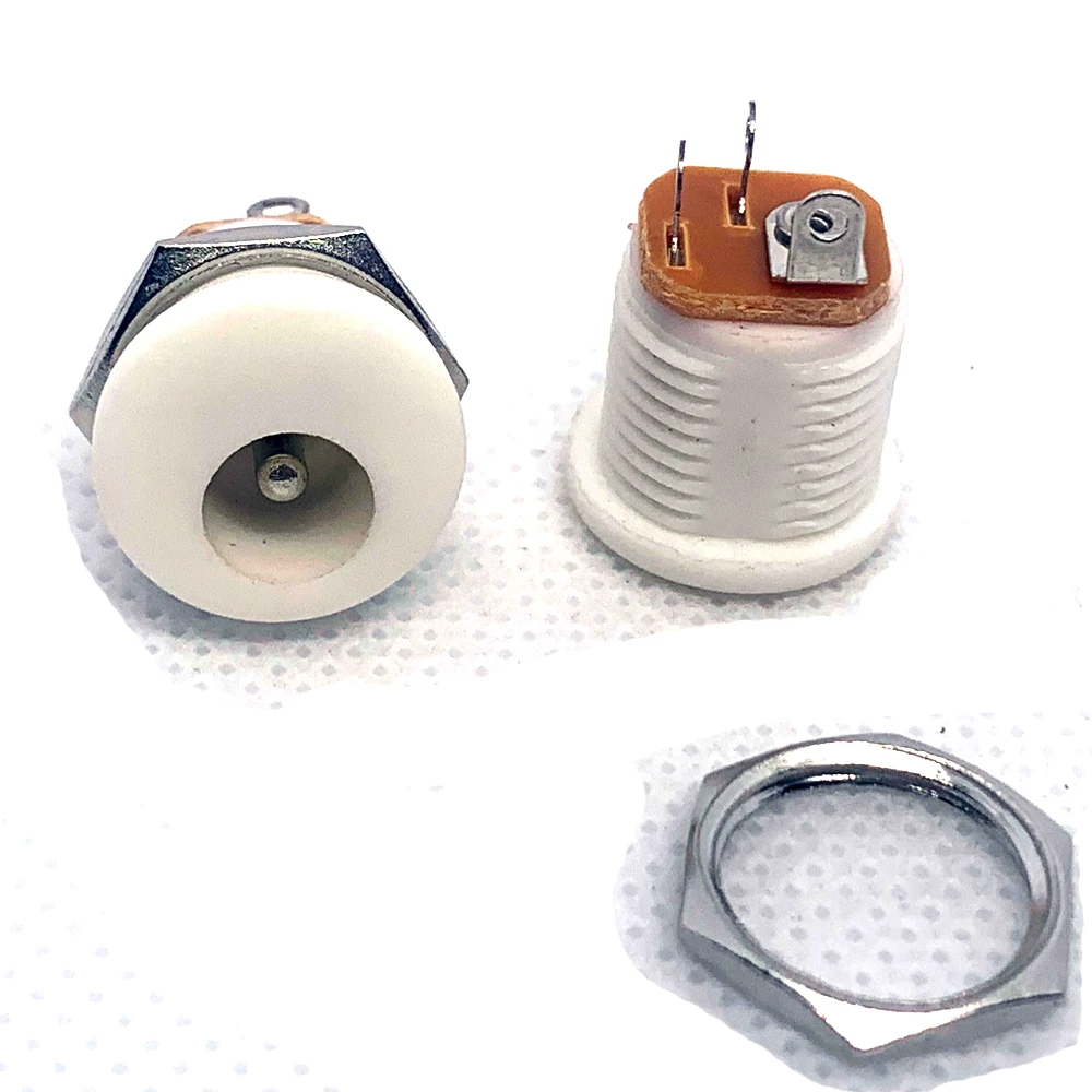 100PCS DC Power Jack DC-022 White Rubber Shell Vertical 3P Plug-in DIP 5521 DC Power Supply Base 0.3A