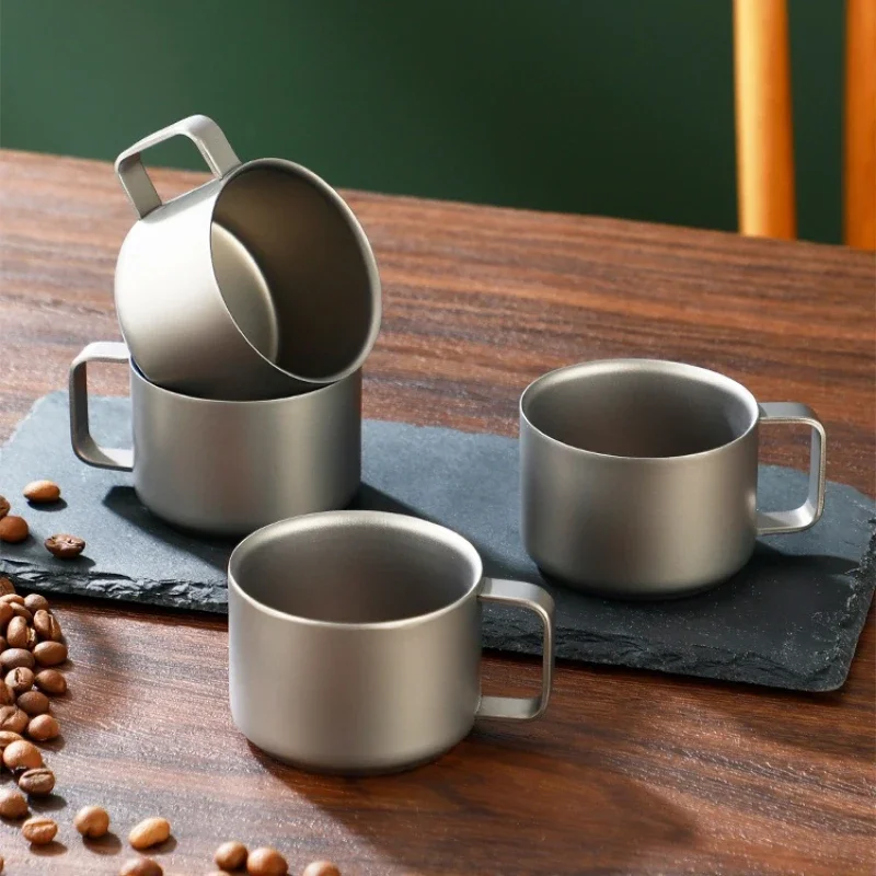 

Портативная кружка из чистого титана 2026 года с двойными стенками и изоляцией, для кемпинга, кофе, чая и воды, с ручкой, легкая, для пикника