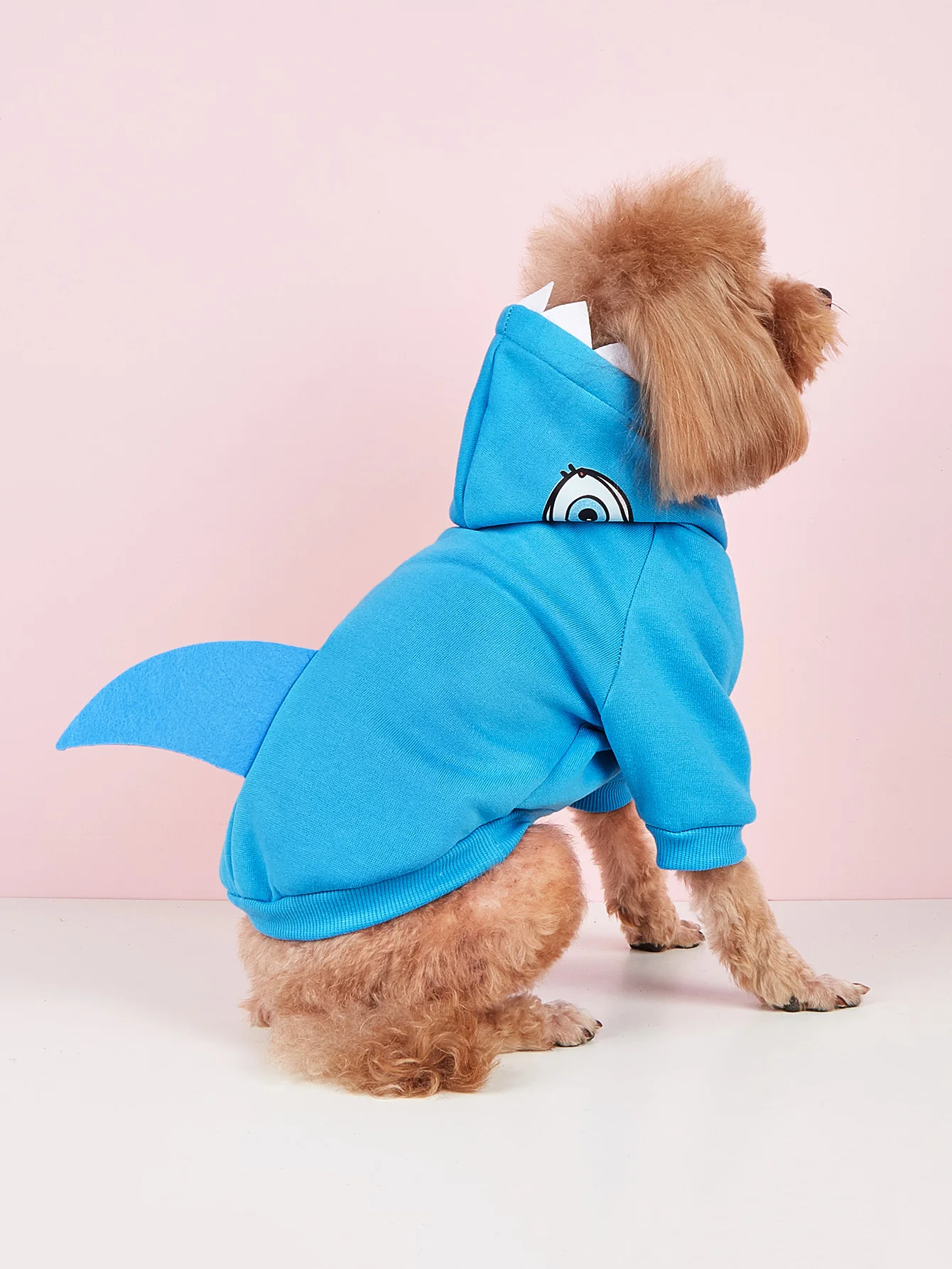 Pet clothes: Dog and cat hooded sweatshirt with velvet Warm and comfortable, shark shape is unique and fashionable, simple and g