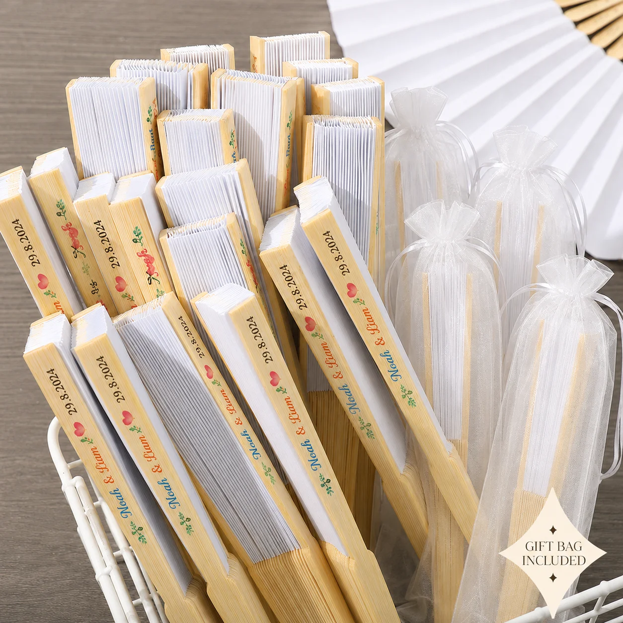 Éventails en papier blanc personnalisés pour douche nuptiale, cadeaux de mariage avec sac cadeau pour accessoires de fête et cadeaux pour invités