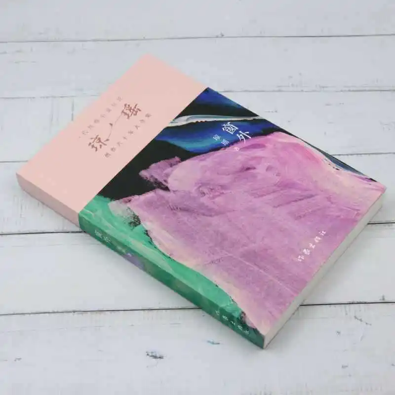 Fuori dalla finestra, c'è una raccolta di romanzi classici di Qiong Yao, un maestro di romanzi d'amore puro