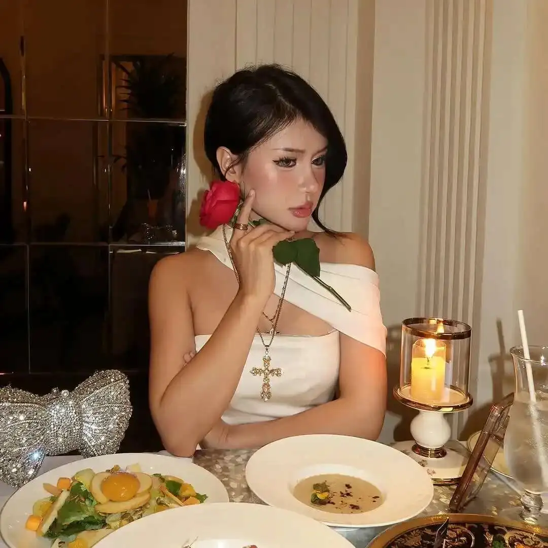 우아한 화이트 새틴 스큐 칼라 맥시 드레스 섹시 슬림 피트 오프 숄더 민소매 가운 새로운 여성 여름 저녁 파티 가운