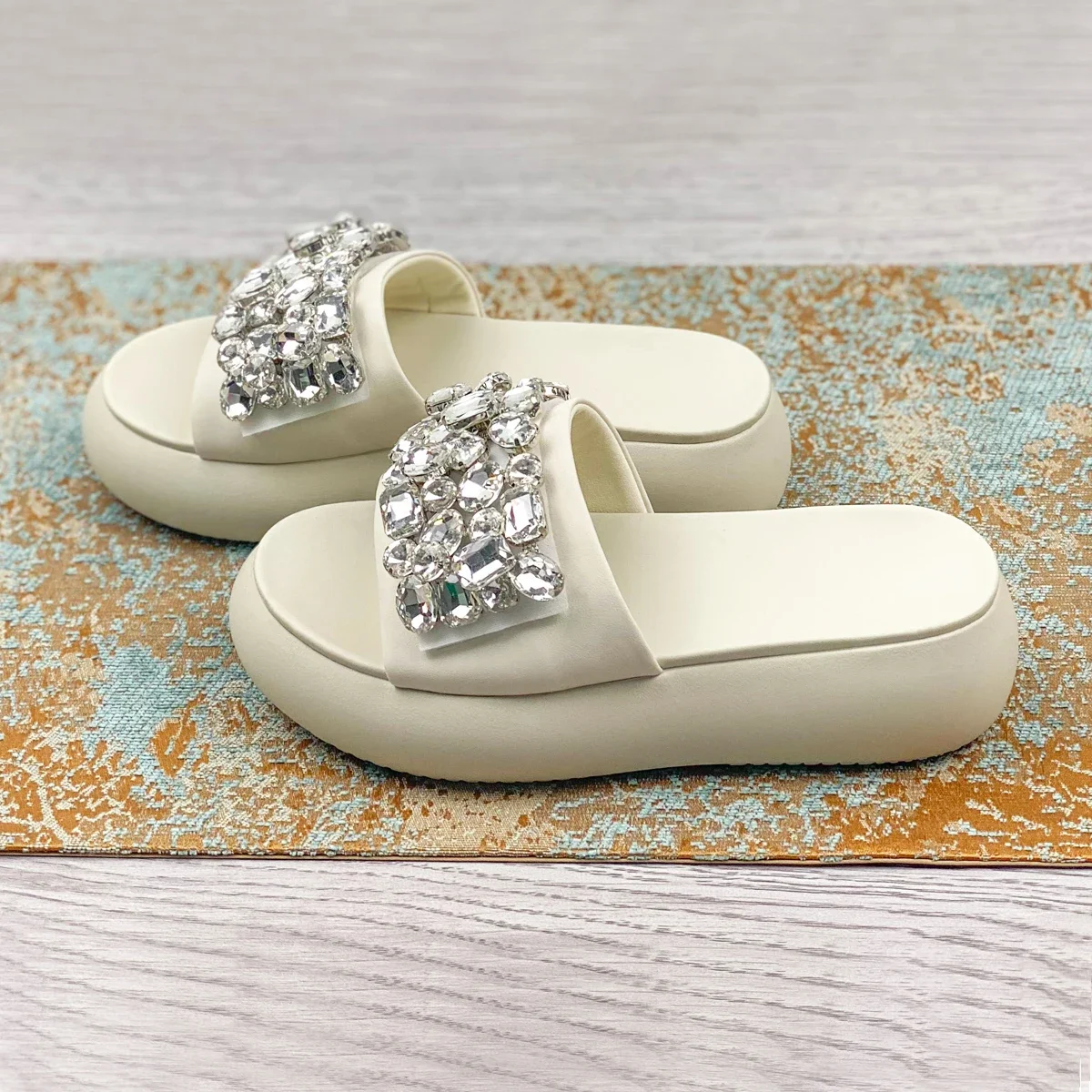 European Station Leather Thick Sole Slippers Rhinestone Women Outwear Peep Toe Sandals Platform Slippers Beach Casual