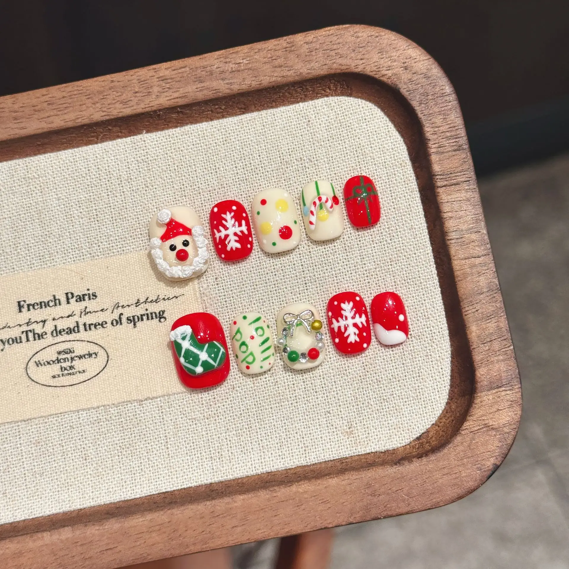 

10 PCS Luxury Handmade Press on Nails Short Oval Christmas wreath Design with 3-PIECE Tool Adhesive Nail Glue Tabs