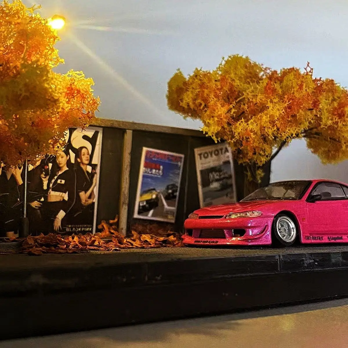 1:64 Scale Model Car Acrylic Display Case for Simple Dioramas Illuminated Streetlights, and Maple Trees