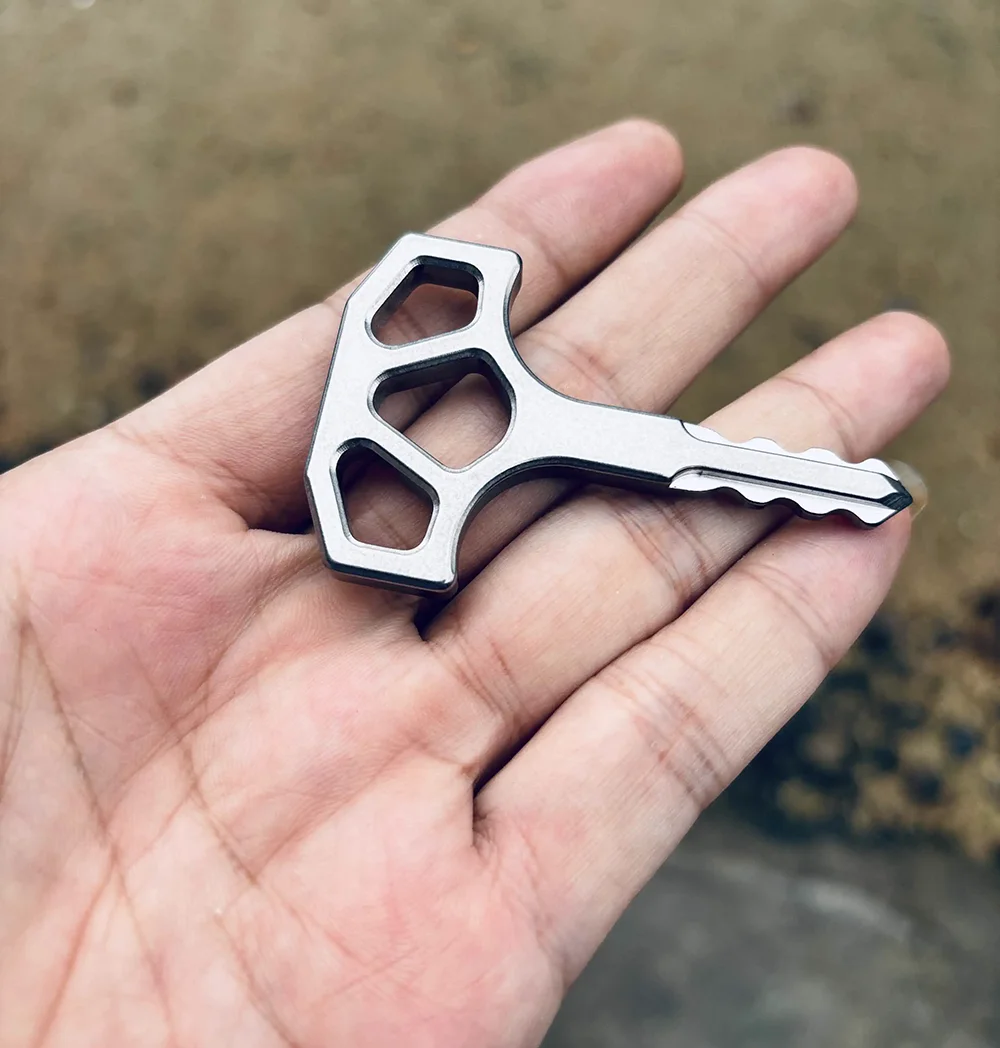 1 Piece Small Titanium Alloy EDC TOOL