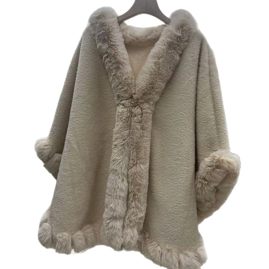 ファッションエレガントなフェイクファーのトリムが付いた厚手のウールのケープコート、ロングポンチョ、女性用冬用暖かい快適なアウターウェア、パーティー、旅行用のマント