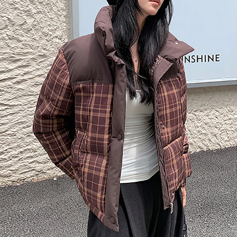 

Новая зимняя женская лоскутная куртка с воротником-стойкой, теплые парки, короткая хлопковая подкладка, коричневая клетчатая верхняя одежда большого размера, женская одежда