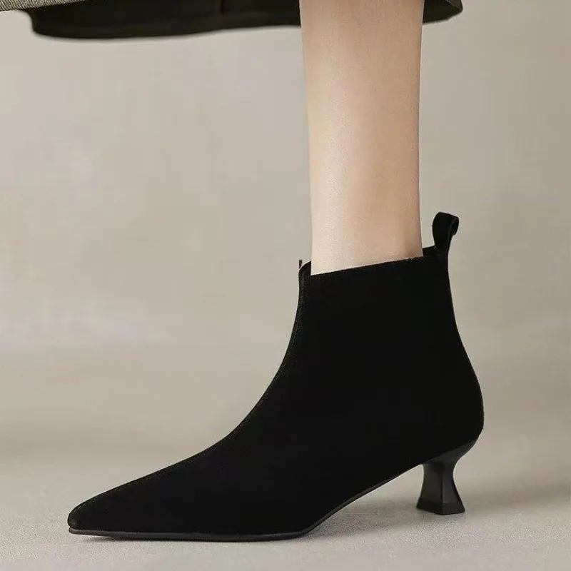 

Fall Winter New Style Women's Slim Fit Comfortable Elastic Short Boots Rubber Surface Slip-On Velvet Booties Pointed Toe Fine He