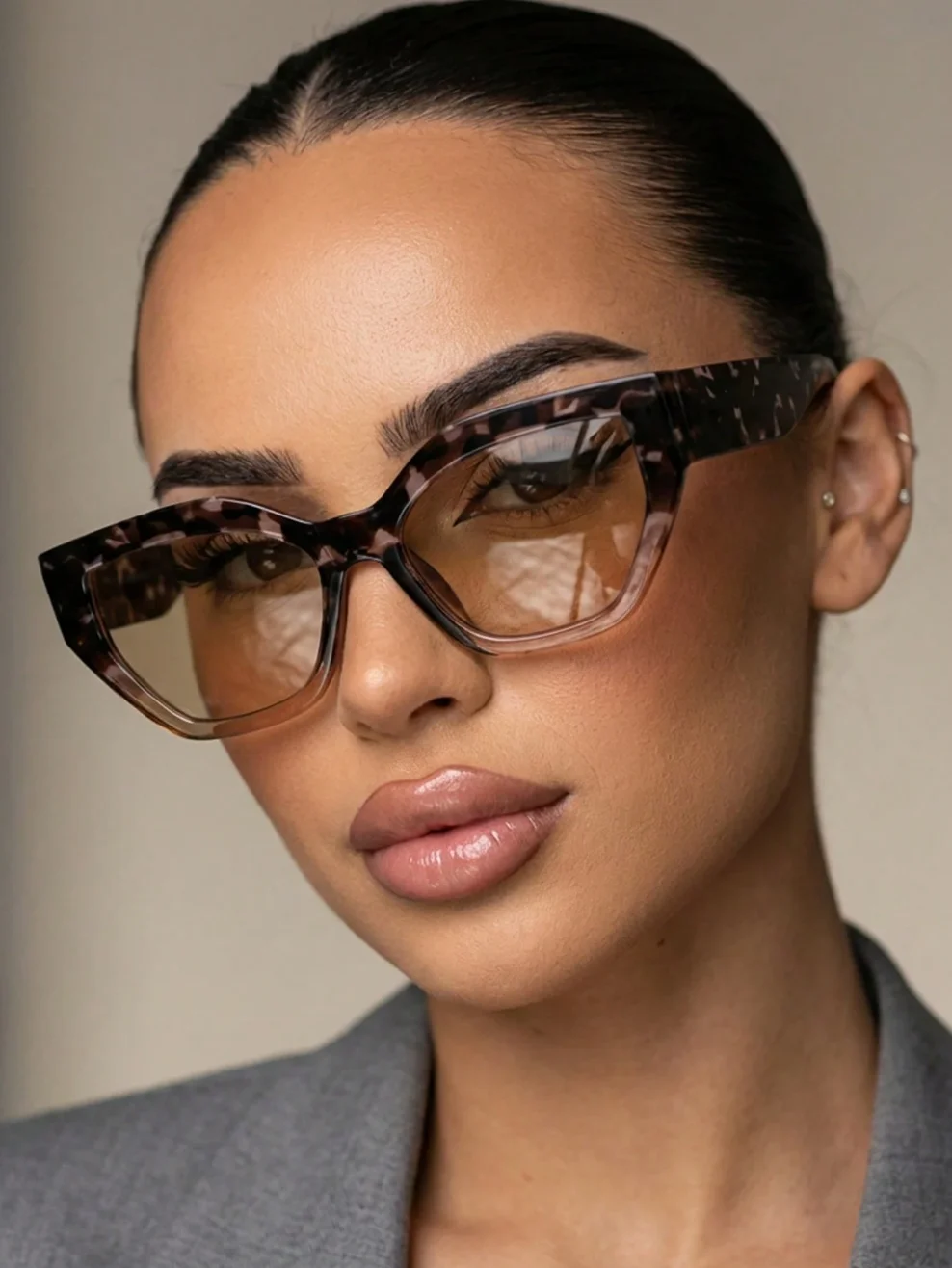 1 Pair of Women's Black Cat-Eye Pc Frames with Personalized Contrasting Color Leopard Print Temples, Retro Fashion Glasses