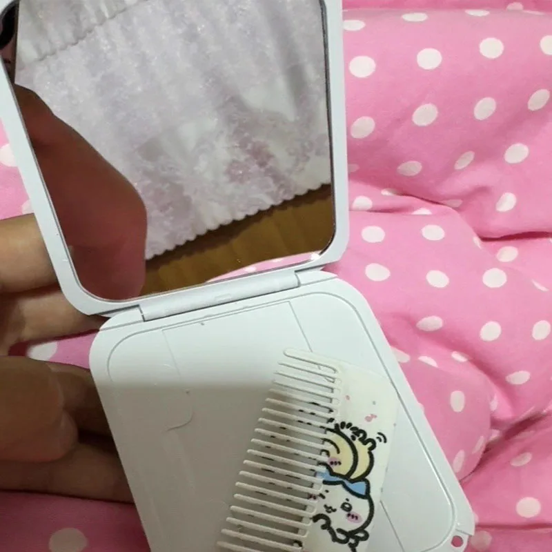 مرآة قابلة للطي 6.5 سم × 8.5 سم مرآة مكياج خارجية صغيرة محمولة مع مشط Kpop شيطان الصيادين للطلاب