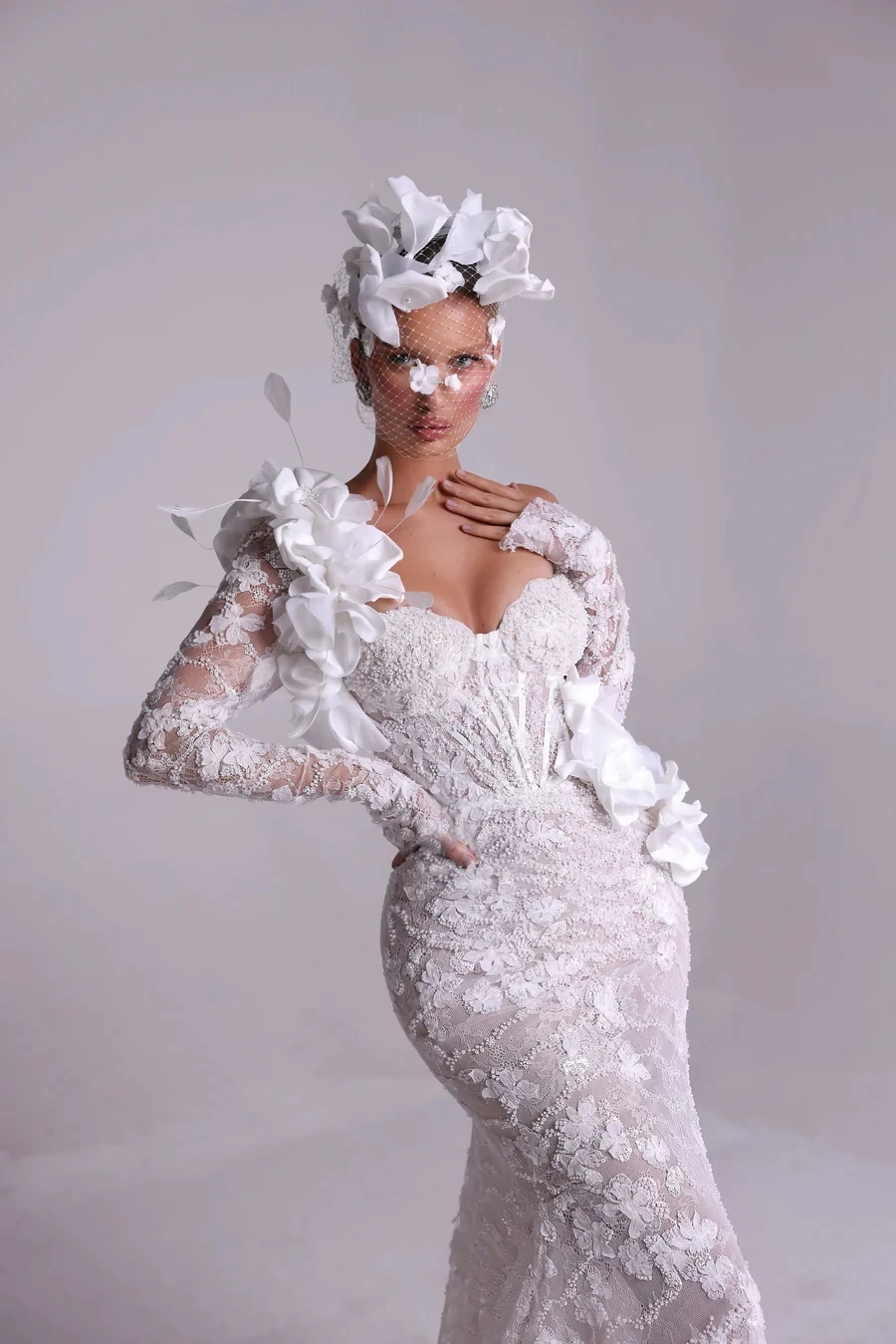 Maßgeschneiderte, exquisite schulterfreie Brautkleider mit langen Ärmeln, Meerjungfrauen-Stil mit Schleppe und Applikationen aus Spitze.