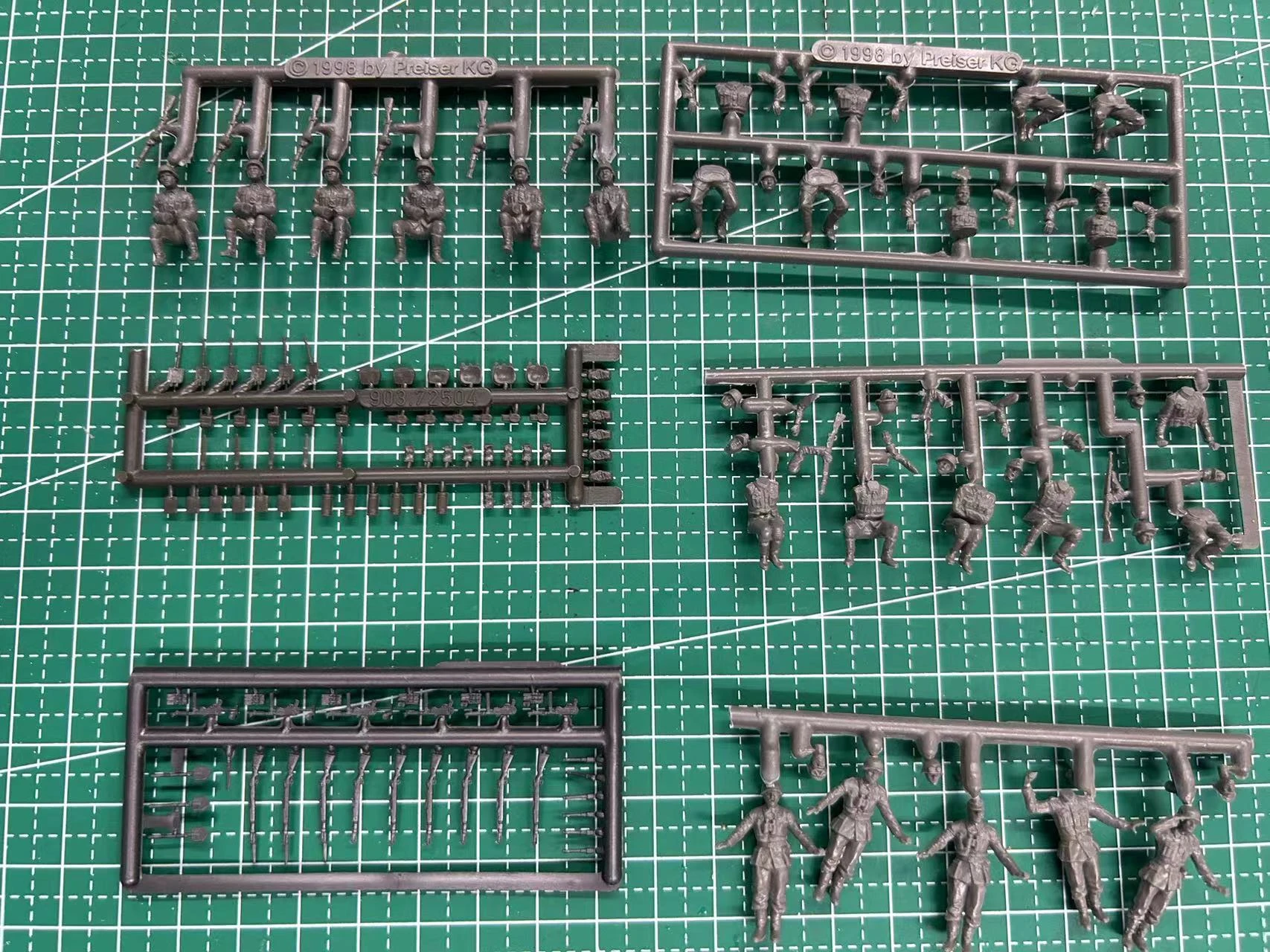 1/72 Die-cast Resin    Maintenance and Restoring 20 person Model Assembly Kit (unpainted)