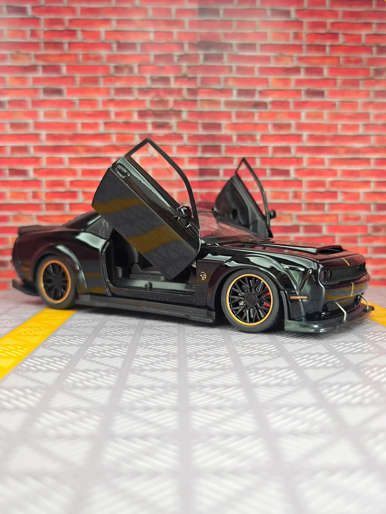 

1:32 Dodge Hellcat SRT alloy car model Racing Pull-back acousto-optic toy for front wheel steering shock absorption