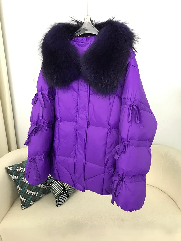 2025 الشتاء النساء بطة أسفل سترة معطف سوبر كبير ريال الراكون الفراء طوق مع ربطة القوس فيونكة كم موضة ملابس خارجية فاخرة