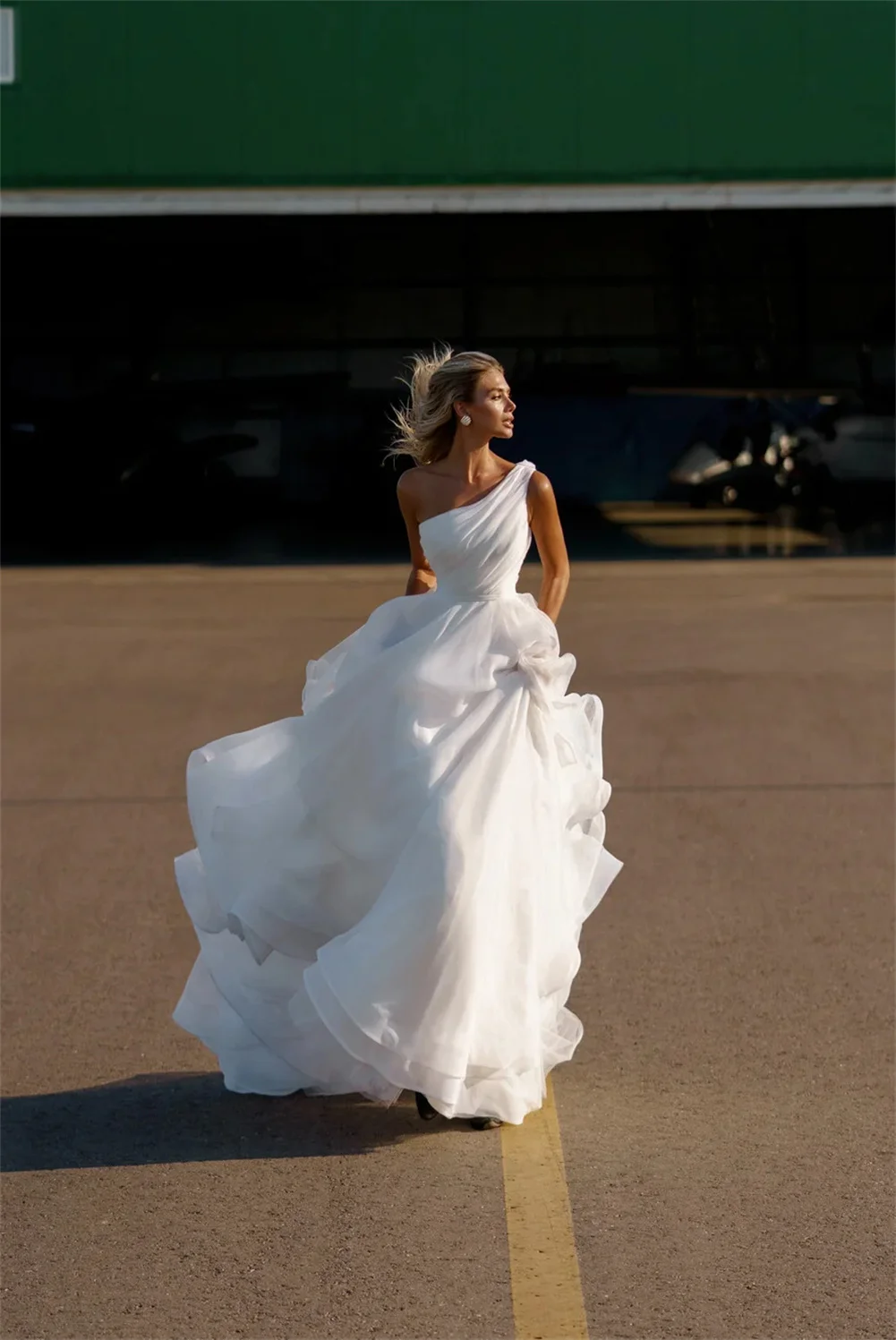 

Customized Romantic White Strapless Puff One Shoulder Wedding Dress For Bride Boho A Line Sleeveless Backless Beach Bridal Gowns