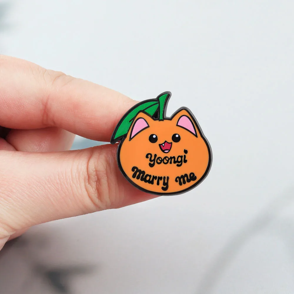 Niedliche orangefarbene Katze Yoongi „Heirate mich“ Emaille-Pin Kpop-Merchandise Fangeschenk Brosche für Rucksack Kleidung Konzert Fanmeet Accessoire – Detail 4