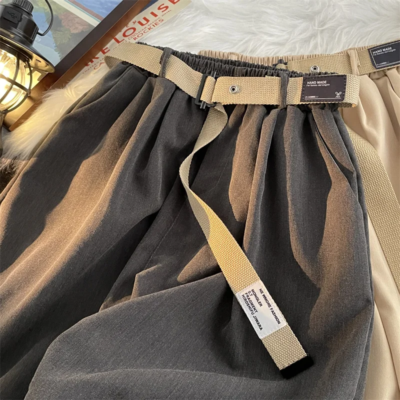 夏の男性スーツショーツ弾性ウエストバンドとベルト無地ポケット韓国カジュアルファッションルーズシンプルな男性ショーツ