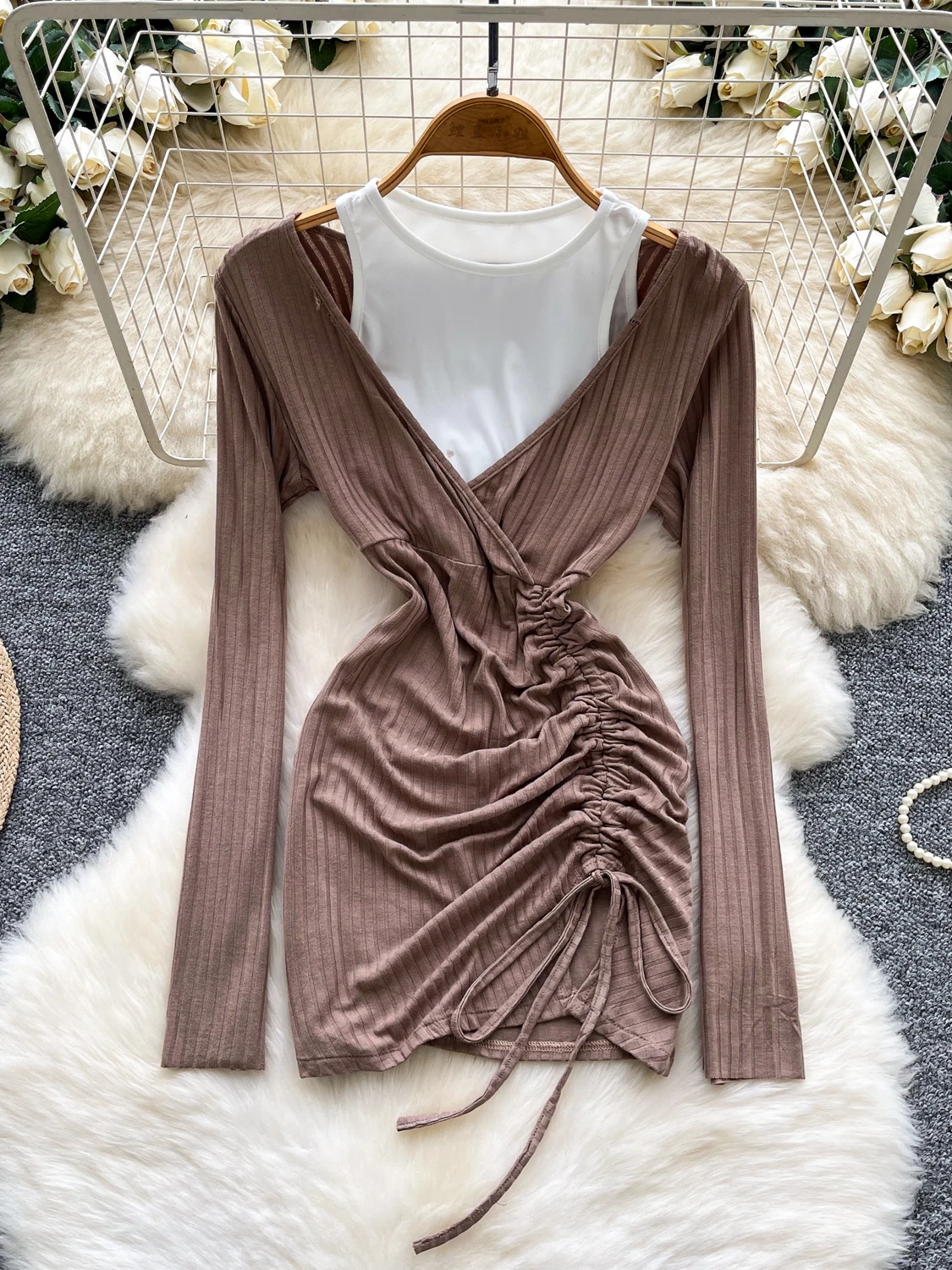 فستان نسائي قصير بني داكن Bodycon عتيق برباط ورقبة دائرية وأكمام طويلة فستان حفلات مرقع Y2k قطعة واحدة فساتين خريف 2025