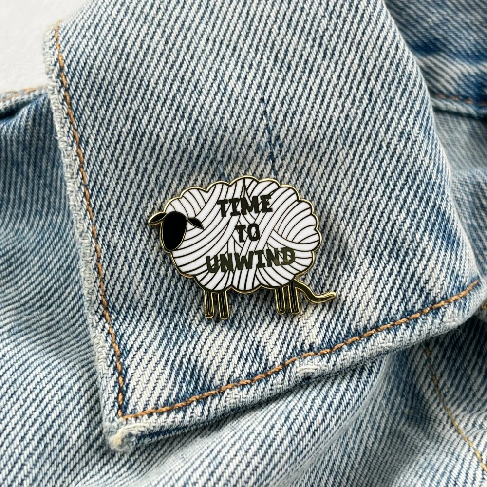 Zeit zum Entspannen Metallbrosche Niedliches Schaf Wollknäuel Emaille-Pin Strick- und Häkel-Abzeichen Kleidung Rucksack Anstecknadeln Schmuck Geschenk – Detail 5