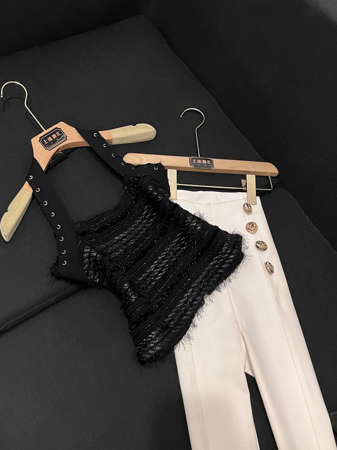 

Зима 2025 г., украшенный металлической цепочкой, открытый кардиган с v-образным вырезом, утягивающий вися жилет Ne, женская модная верхняя одежда, китайский топ