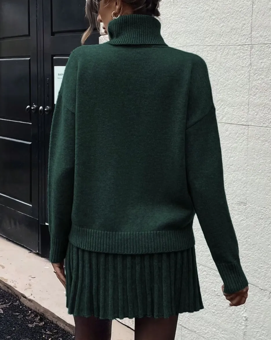 Zweiteiliges Strickset für Damen: Langärmeliger Rollkragenpullover und hochtaillierter plissierter Minirock – Elegantes Herbst-/Winteroutfit – Detail 4