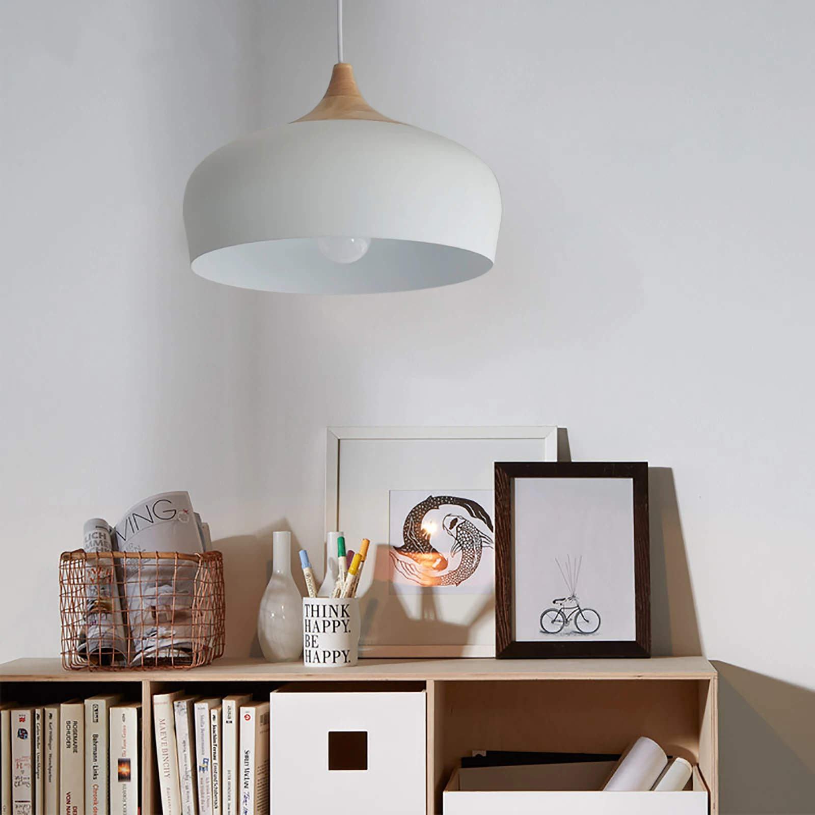 Plafonnier LED blanc au design moderne simpliste, luminaire décoratif d'intérieur, idéal pour un salon ou une chambre à coucher