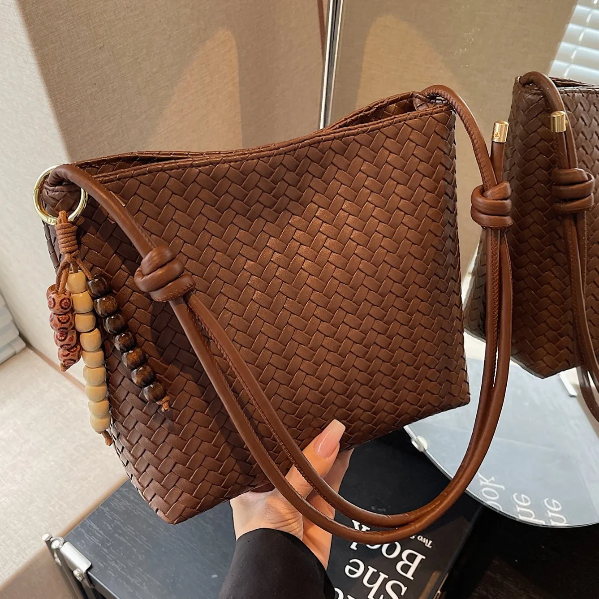 

New Korean Version Woven Bag Women, Retro Bucket Messenger Bag, Simple Commuter Shoulder Bag, Versatile Model