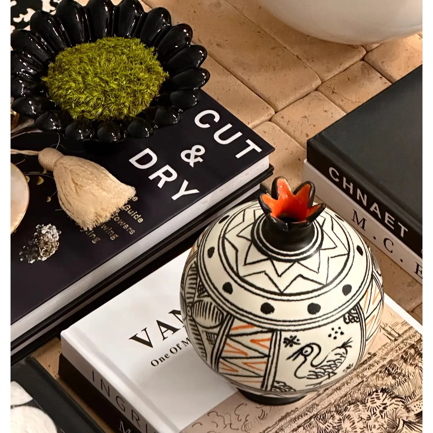 High-End Medieval Wabi-Sabi Ceramic Utensils - Hand-Painted Pomegranate Flower Vases & Irregular Niche Ornaments