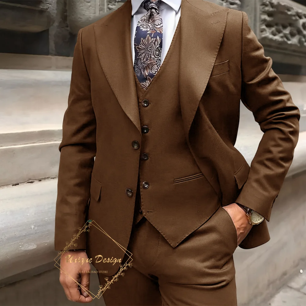 

Classic brown men's suit 3-piece set peak lapel jacket vest pants slim fit attire for formal meeting wedding prom party concert