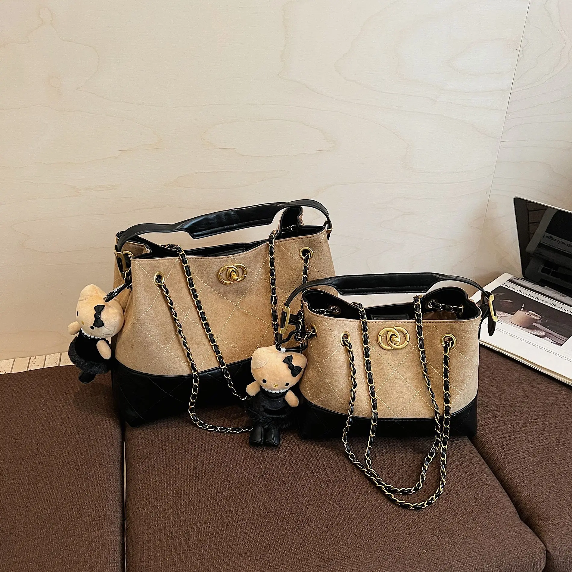 

2025 New Vintage Lock Clasp Tote Bag for Women, Upscale Chain Strap Crossbody, Spacious Hobo Purse, Elegant & Practical​