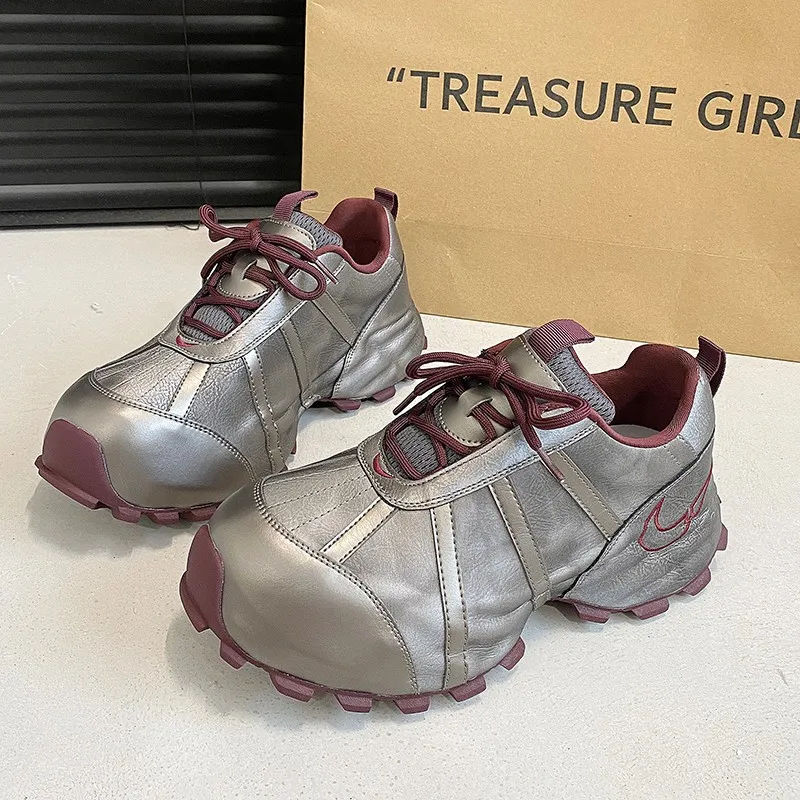 Scarpe da ginnastica nere con suola spessa per donne 2025 Autunno nuove scarpe da ginnastica casual leggere che aumentano l'altezza